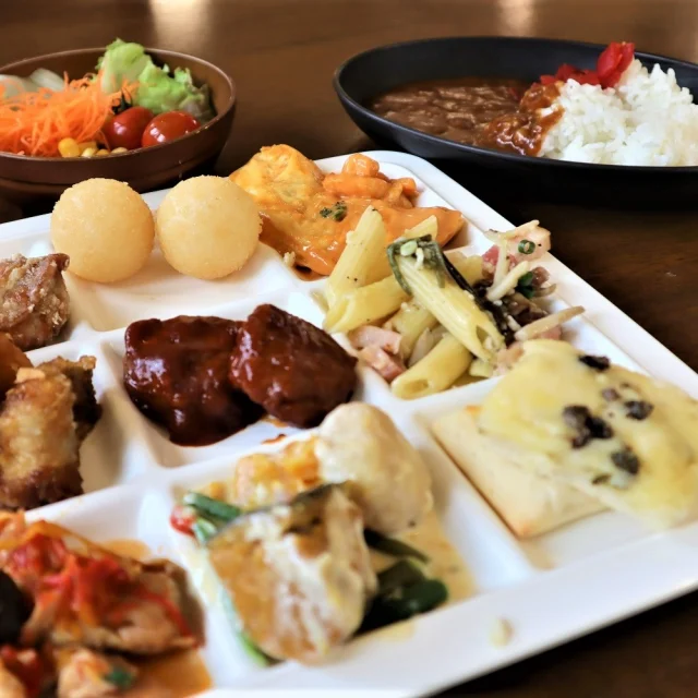 【お昼にオススメ！】

バイキングレストラン「シュー」は好きな料理を好きなだけ楽しめます！家族や友達と一緒にワイワイ楽しむのにぴったり。

食べ放題で心もお腹も満たされること間違いなし！🍽️✨ 

💬日により店休日の場合がございます。ご注意ください。
【2025年8月は水曜日が店休日となります】

#こもれび森のイバライド #イバライド #茨城県 #自家製ソーセージ #バイキング #食べ放題 #グルメ