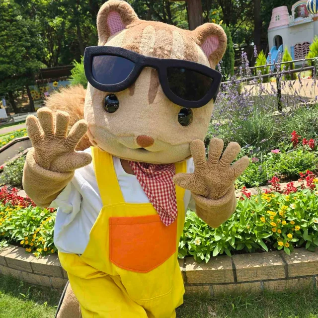 #HappyBirthday🎁

8月22日はくるみリスの男の子ラルフの誕生日！
#茨城シルバニアパーク では記念ステッカーを今日から配布！

シルバニアパークご入場(有料)のお客様が対象です。なくなり次第終了となります✨

#こもれび森のイバライド #イバライド #シルバニアファミリー #シルバニア
