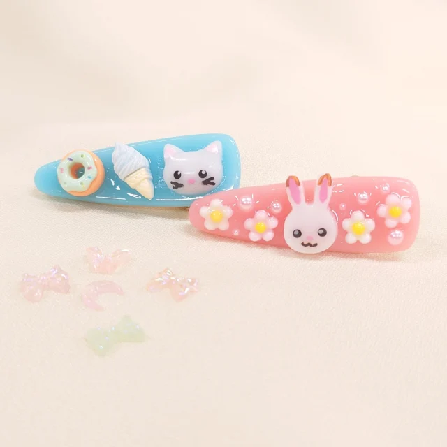 【クラフト体験教室】
🎀新クラフトメニュー🎀

『ヘアクリップづくり』

ヘアクリップをパーツと専用ペンでかわいくデコっちゃおう！ウサギとネコの顔型パーツもあるよ！

☆　☆　☆

クラフト体験教室は予約不要！
受付：平日11:00～15:00、土日祝11:00～15:30

☆　☆　☆

#こもれび森のイバライド 
#クラフト 
#オリジナル 
#ハンドメイド
#お手軽
#ゆめかわ 
#かわいい
#レジン
#レジンアクセサリー