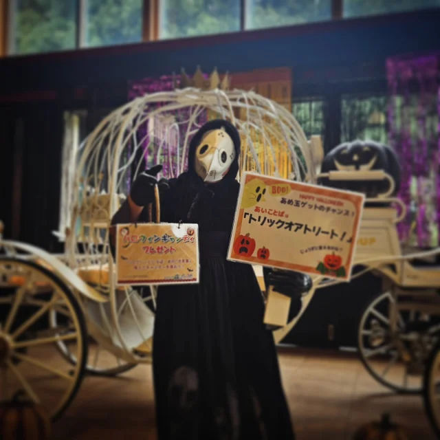 🎃雨の日のハロウィンも、ちょっぴり楽しく🎃

予定していた「ハロウィンエッグハント」は雨のため延期となりましたが、代わりにあめ玉配りのイベントを行います！

👻入園ゲートで、仮装したスタッフに「トリックオアトリート！」と声をかけてくれたら、かわいいあめ玉をプレゼント🍬
※写真の仮装以外の場合もございます。

⏰時間：10:00〜11:00（※飴がなくなり次第終了）

雨でも楽しめる、ちいさなハロウィンの思い出をぜひ🎃 
#こもれび森のイバライド
#ハロウィン 
#雨の日イベント 
#トリックオアトリート 
#親子でおでかけ 
#無料イベント