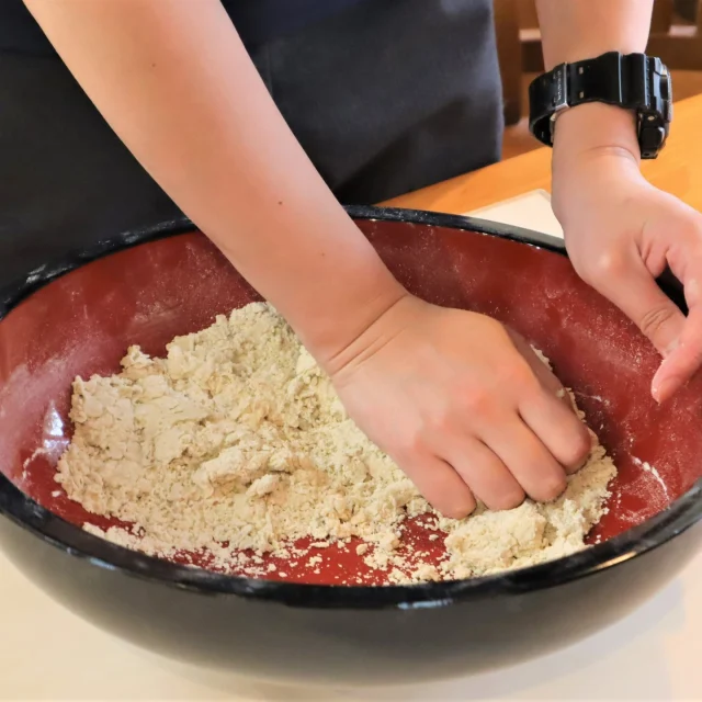 手でこねて、伸ばして、麺に！✨

【2/7(土)　手作りそば打ち体験】📅

参加者募集中！👥💖

そば粉からお蕎麦を作ります！

↓事前予約制↓📝

☆　☆　☆

予約はプロフィールのURLから

トップ画面の【イベント】をクリック！

特設ページから予約ページに飛べます

☆　☆　☆

#こもれび森のイバライド #手作り #体験教室 #そば打ち #蕎麦 #イバライド #茨城県 #親子 #カップル #新しい趣味