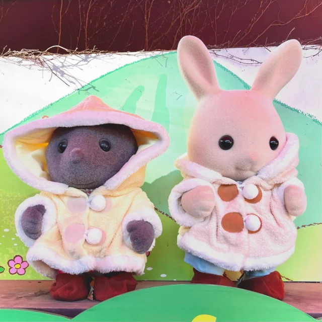 【シルバニアパーク】
⁡
毎日寒いね〜⛄️❄️
シルバニアパークの赤ちゃんたちは、みんな暖かいダッフルコートを着ているよ。お気に入りの子を探してみてね！
⁡
 #イバライド #茨城 #シルバニアパーク #茨城シルバニアパーク #シルバニアファミリー