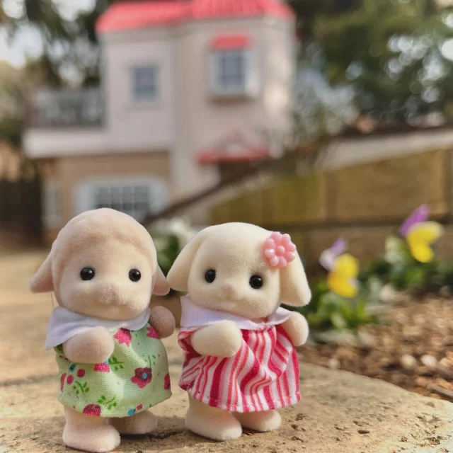 【シルバニアパーク】
⁡
ヒツジの赤ちゃん【エマ】と、フローラウサギの赤ちゃん【シエル】🌼
ふたりのお洋服、とってもかわいいでしょ？
シルバニアパークのクイズラリーに正解すると選べる、限定のお洋服なの！ぜひお迎えしてあげてね☀️
⁡
 #イバライド #茨城  #シルバニアパーク #茨城シルバニアパーク #シルバニアファミリー