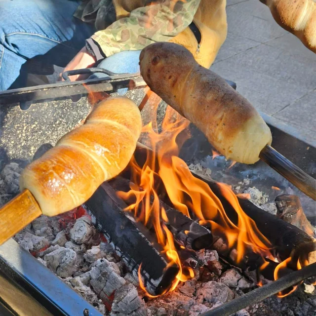 【週末に開催中！】🎉

冬季限定販売中のスネークパン作りに挑戦！🔥✨

直火だから焼くのが難しい～😅焦げないよう、慎重に焼きました！

ふわふわモチモチのパンは、ほんのり甘くてとっても美味しかったです😍✨

土日祝のみ数量限定で販売中！
グルメ体験教室で受付してくださいね📅

開催は2月28日まで！⏳

#こもれび森のイバライド #イバライド #茨城県 #スネークパン #冬季限定 #グルメ体験 #パン作り #美味しい #数量限定 #週末イベント