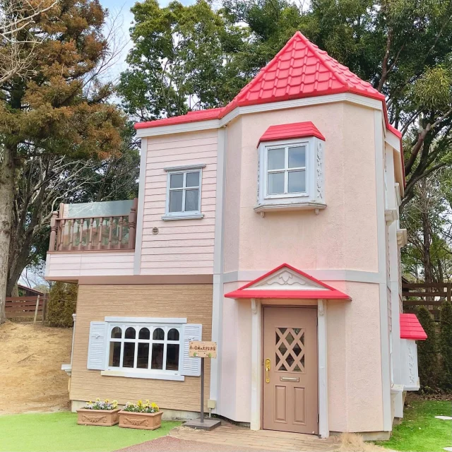 【シルバニアパーク】
⁡
シルバニアパークで、赤い屋根の大きなお家に入ってみよう！
ショコラウサギファミリーといっしょにごはんを食べたり、フレアから電話がかかってくるかも！✨️
ぜひ遊びにきてね！
⁡
 #イバライド #茨城 #シルバニアパーク #茨城シルバニアパーク #シルバニアファミリー